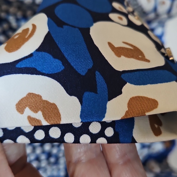 Blue and White Patterned Women's Top Chicos Size 2 EUC - Picture 3 of 3